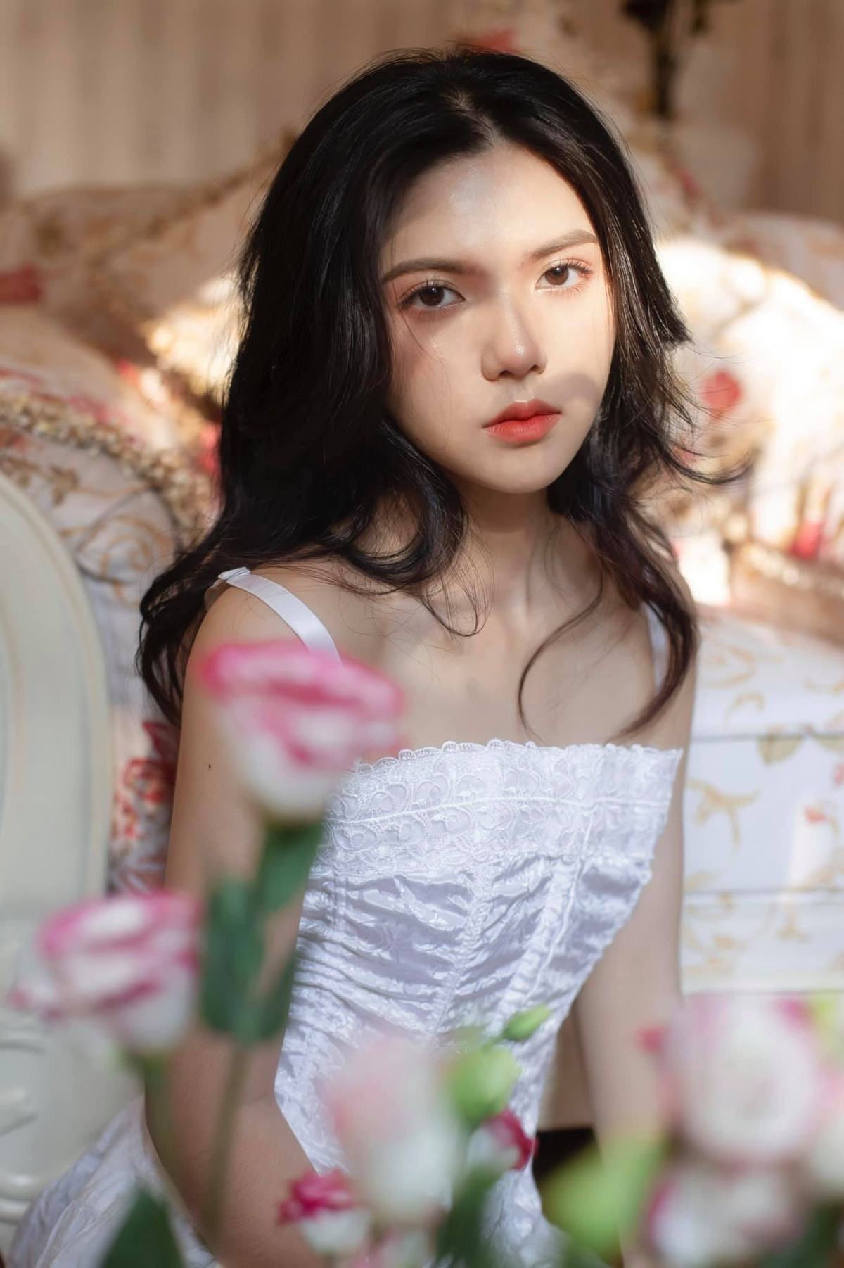 Cô nàng nổi lên từ bức ảnh mặc áo dài mang giày thể thao và nhanh chóng trở thành chủ đề bàn luận nóng hổi.