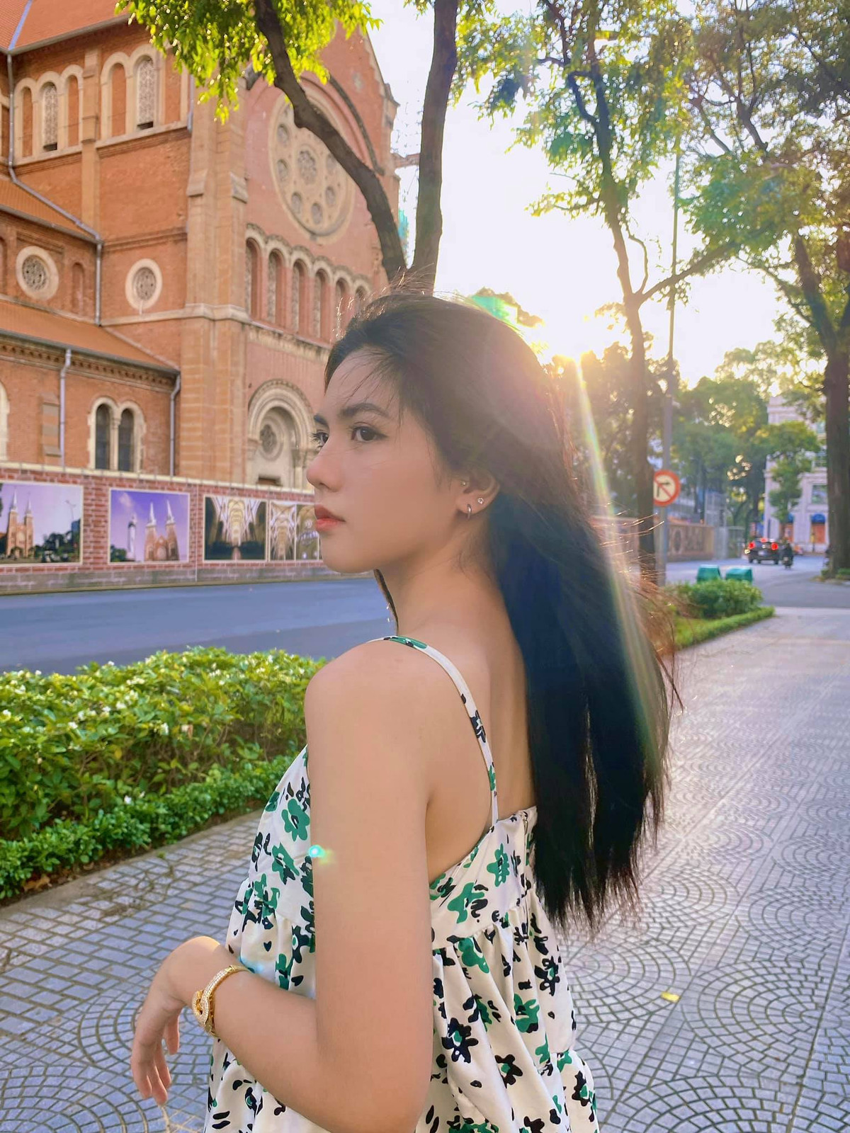 Nhan sắc hiện tại của Hồng Khanh so với trước đây đã "dậy thì" khá hoàn hảo, nhất là đường nét trên gương mặt có phần sắc sảo hơn.