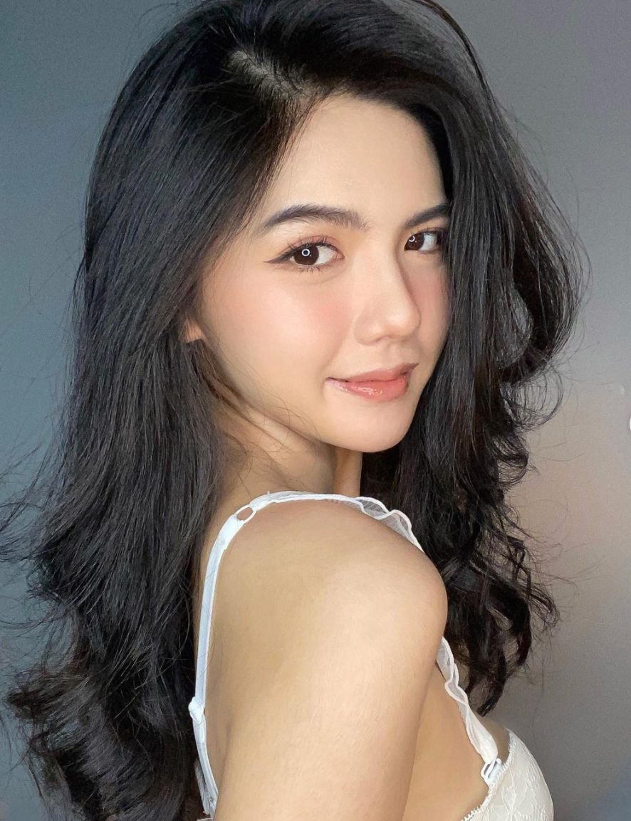 Nguyễn Hồng Khanh là cái tên mới xuất hiện trong dàn hot girl Việt khiến nhiều người phải truy tìm "info" mỗi lần đăng ảnh. Dù vậy, cô nàng vẫn sở hữu hơn 900 ngàn followers trên TikTok, hàng trăm ngàn theo dõi trên Instagram,...