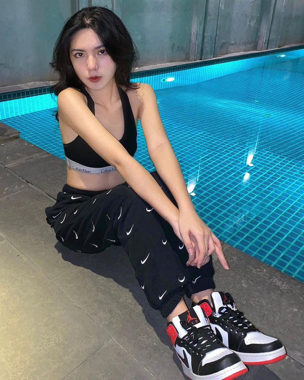 Hồng Khanh sinh năm 2003, dù chỉ mới 18 tuổi nhưng cô nàng đã là một người mẫu ảnh tự do dày dặn kinh nghiệm tại TP HCM.