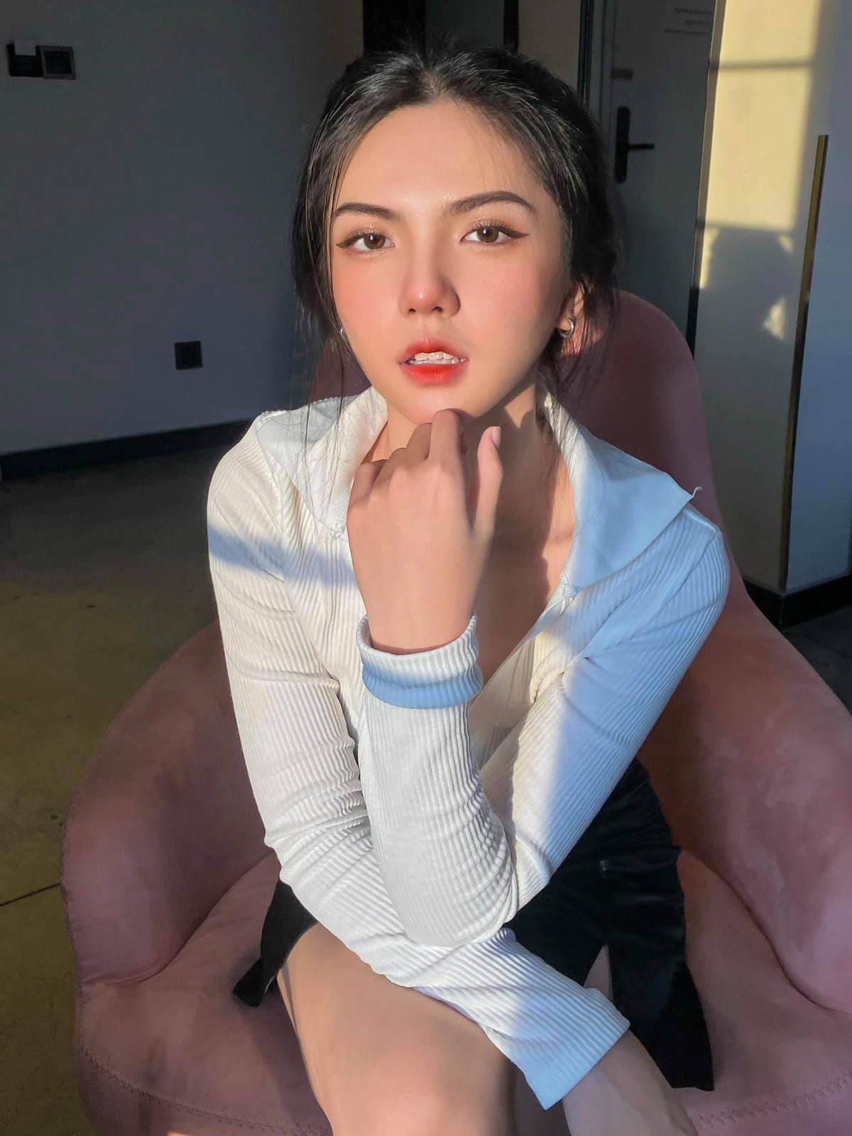 Nổi tiếng trên mạng xã hội nên Hồng Khanh vướng phải không ít lời đồn xấu khi bị cho rằng nhan sắc hiện tại có sự tác động của "dao kéo". Ảnh: Tổng hợp