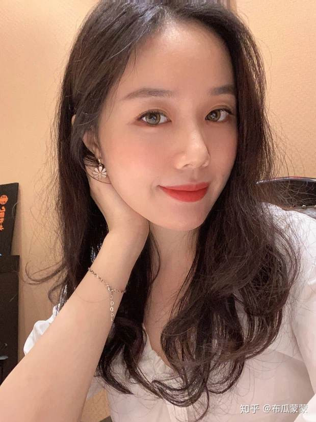 Đường nét cằm rõ hơn khiến góc nghiêng của Mông Mông theo đó mà "xịn" hơn.