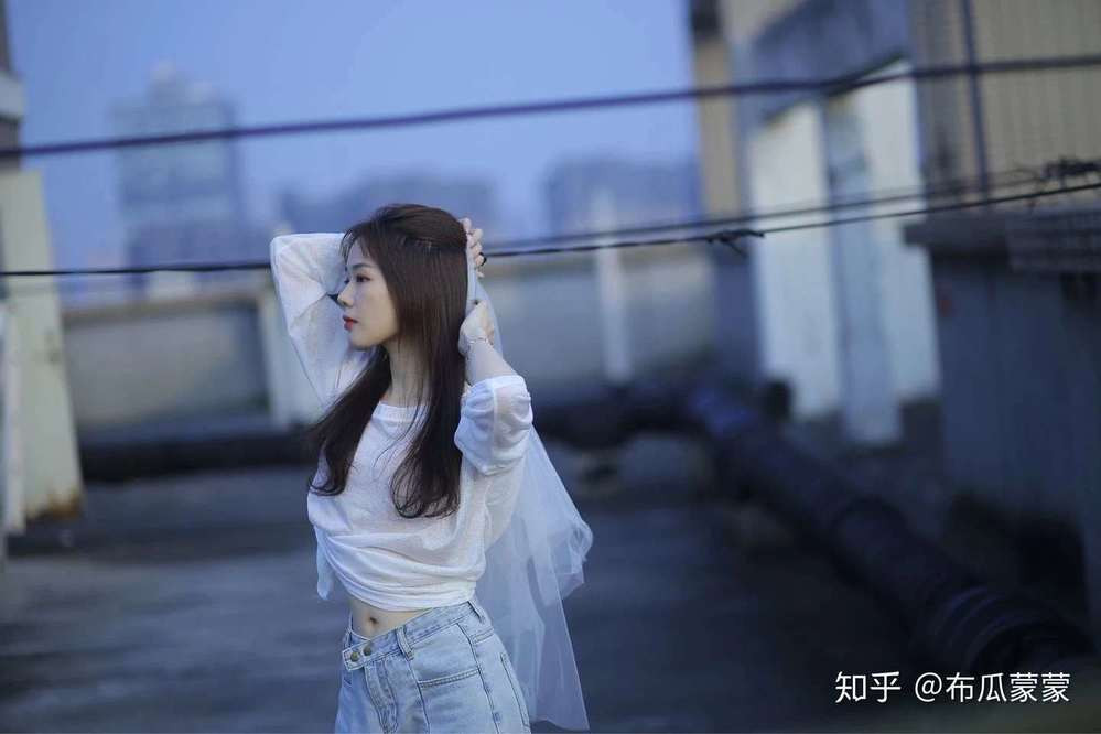 Cô nàng cũng tự tin hơn trong việc lựa chọn trang phục, thay vì mặc đồ rộng rãi trước đây Mông Mông ngày càng tự tin với đồ bó sát.