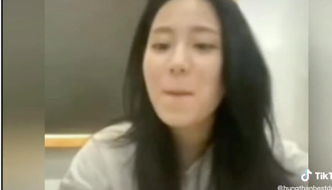 Mới đây nhất, Minh Thu lại tiếp tục có thêm hành động gây mất thiện cảm không kém khi trả lời 1 yêu cầu của cư dân mạng. Cụ thể, cô nhận được câu hỏi: "Cô gáy đi cô".