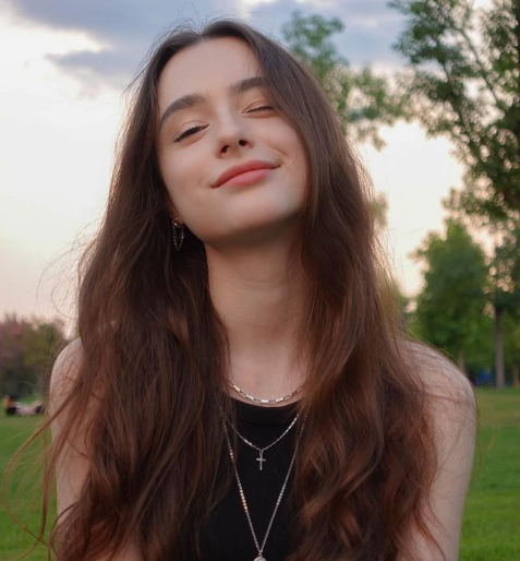 Dasha Taran là hot girl mạng xã hội sở hữu hàng triệu người theo dõi. Cô nàng được mệnh danh là "thiên thần Âu" khi sở hữu vẻ đẹp hoàn hảo pha chút ma mị.