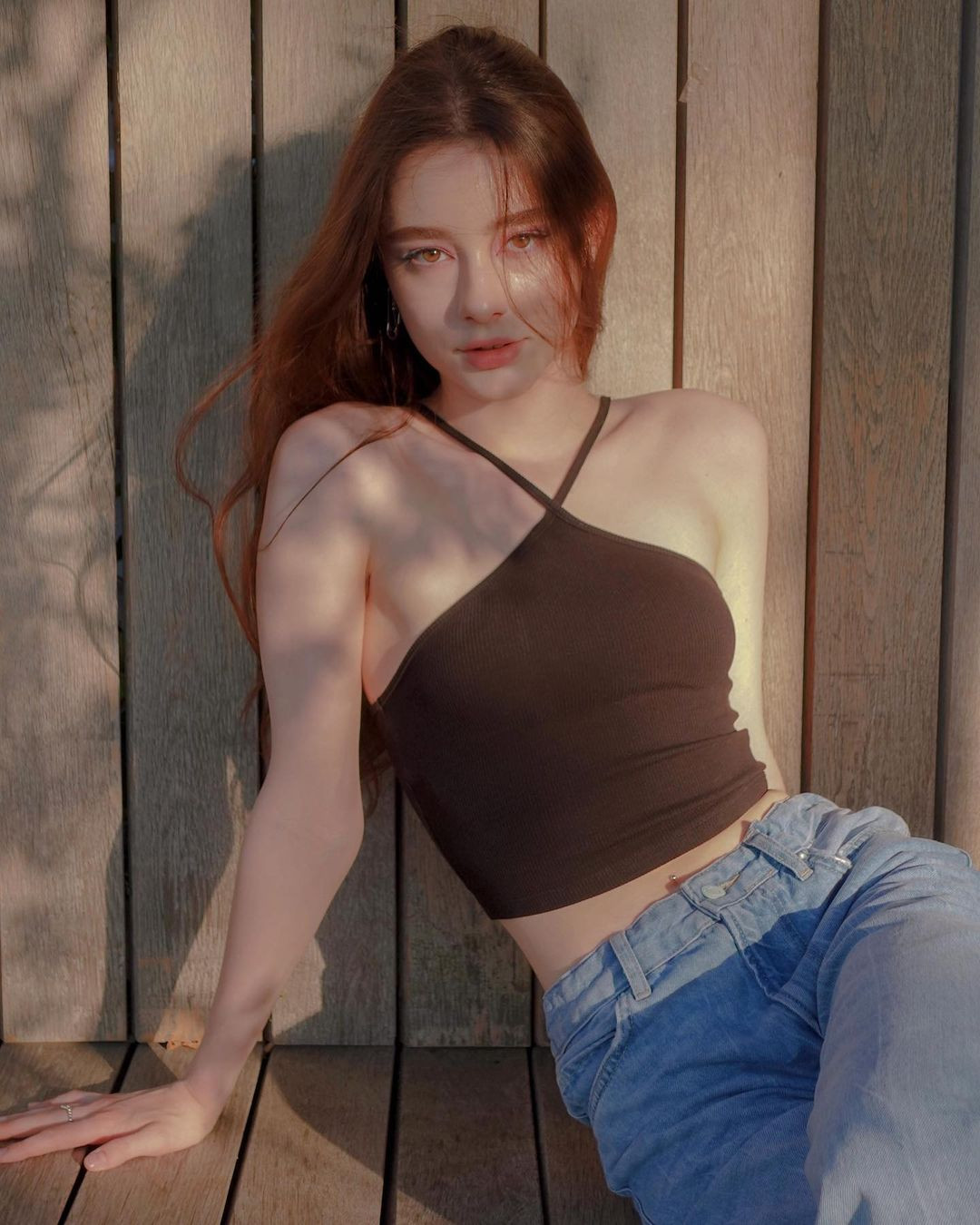 Người đẹp 9x thu hút người đối diện bởi nét đẹp Đông Âu đặc trưng với gương mặt thanh thoát, mắt sâu mơ màng, làn da trắng như ngọc và đôi môi hờn dỗi đáng yêu.