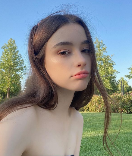 "Hot girl Instagram" hiện đang sở hữu gần 4 triệu người theo dõi. Sở hữu vẻ đẹp trong sáng, thuần khiết và vóc dáng chuẩn, nàng thơ 9X được người yêu mến ưu ái gọi là “búp bê Nga”, “người đẹp không góc chết”.