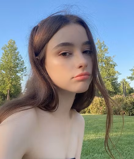 "Hot girl Instagram" hiện đang sở hữu gần 4 triệu người theo dõi. Sở hữu vẻ đẹp trong sáng, thuần khiết và vóc dáng chuẩn, nàng thơ 9X được người yêu mến ưu ái gọi là “búp bê Nga”, “người đẹp không góc chết”.