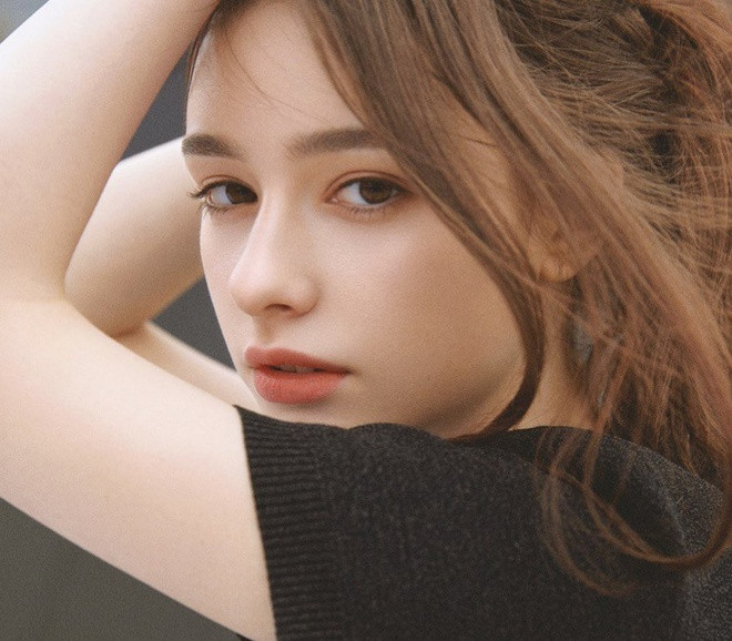 Đặc biệt, Dasha không gây chú ý bằng sự hở hang, gợi cảm, ở cô gái trẻ vẫn toát lên nét đẹp vừa quyến rũ nhưng vẫn rất thánh thiện, tinh khôi. Ảnh: IGNV