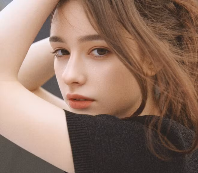 Đặc biệt, Dasha không gây chú ý bằng sự hở hang, gợi cảm, ở cô gái trẻ vẫn toát lên nét đẹp vừa quyến rũ nhưng vẫn rất thánh thiện, tinh khôi. Ảnh: IGNV