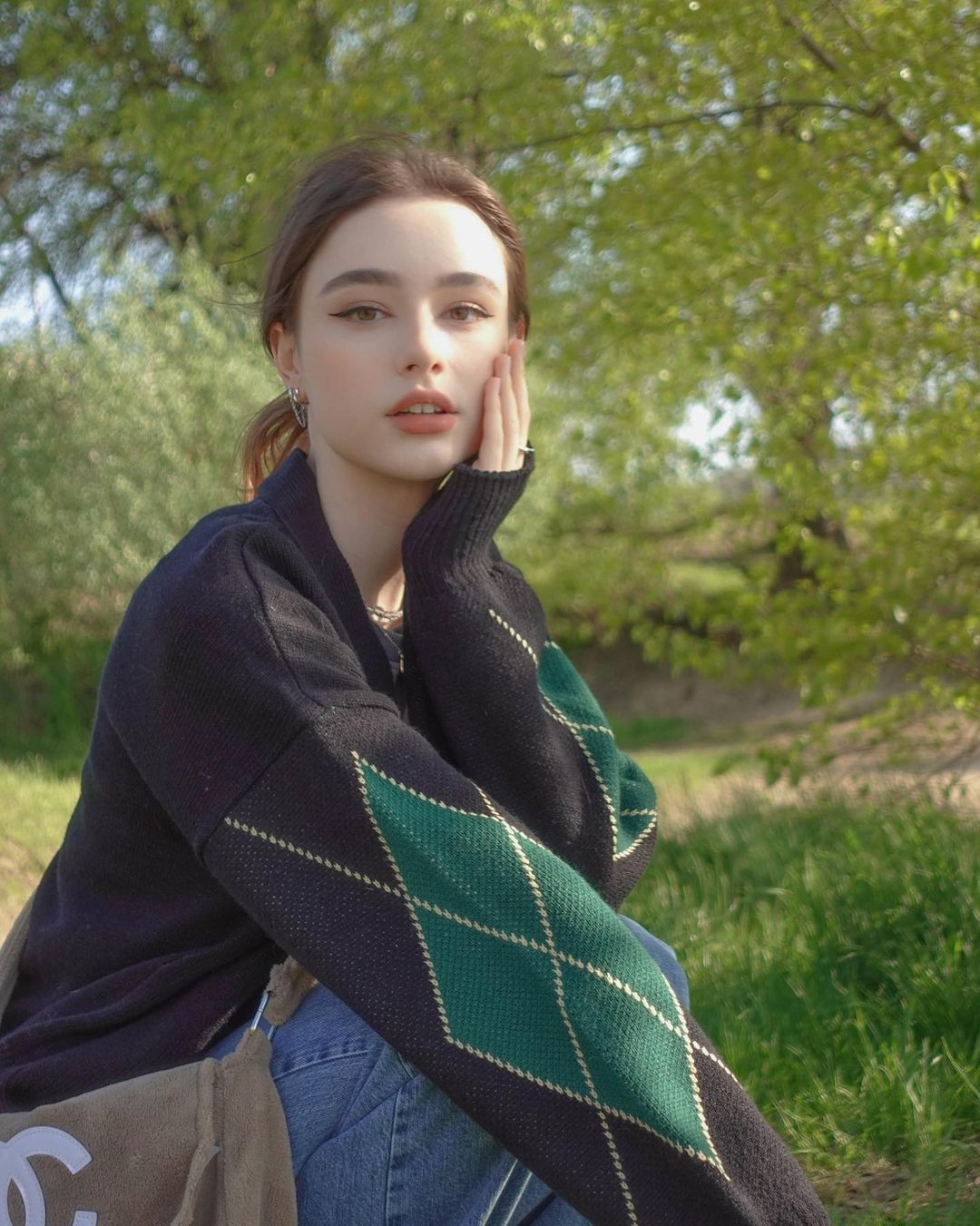 Ngoài công việc người mẫu, cô còn được biết đến là beauty blogger với những video hướng dẫn trang điểm và chăm sóc da.