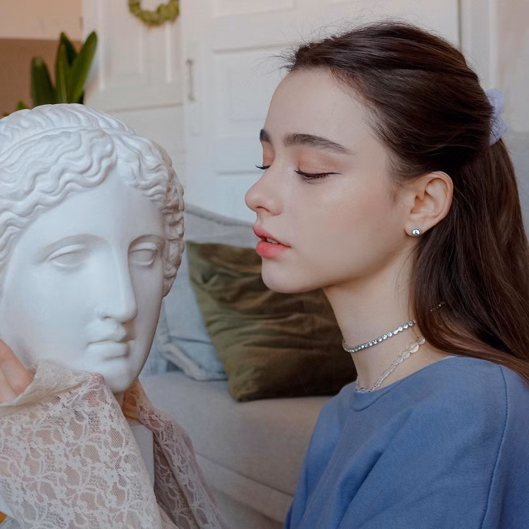 Không chỉ là YouTuber, người mẫu nổi tiếng ở Nga, cô còn được giới trẻ Hàn biết đến và yêu thích.