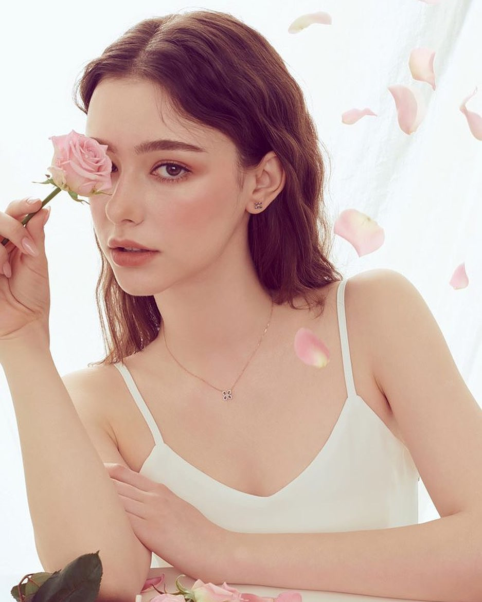 Vẻ đẹp ngây thơ pha chút kiêu kỳ của Dasha Taran có thể làm xiêu lòng bất cứ ai ngay từ cái nhìn đầu tiên.