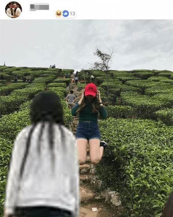 Cư dân mạng bắt đầu đưa ra một loạt các "kiệt tác" khiến cộng đồng mạng "cười bò' còn chính chủ ắt hẳn chỉ biết cạn lời. Không chỉ xóa đi bóng hình cô gái áo trắng phía sau, cư dân mạng còn cần thận hơn khi đặt nhân vật đó chắn ngang luôn bức ảnh.