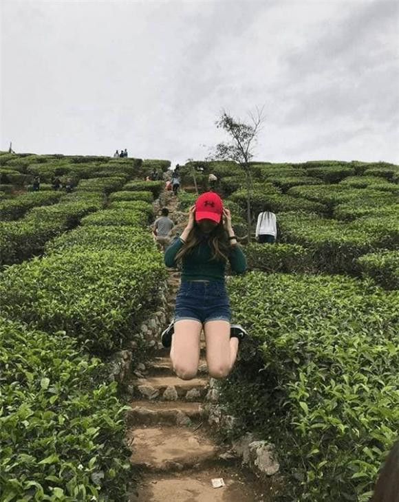 Mới đây, một cô gái đã đăng đàn nhờ dân mạng sửa ảnh rồi nhận về kết quả "hú hồn". Theo đó, cô gái này đã check in tại danh lam thắng cảnh, nhưng phía sau lại có một bóng người phụ nữ mặc áo trắng nên cô muốn nhờ các "chuyên gia photoshop" chỉnh sửa ảnh để bỏ bớt phần sau không mong muốn đi.