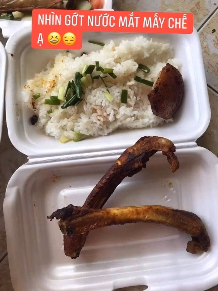 Tuy nhiên, khi nhận đồ ăn về, cô gái này đã "giận tím người" bởi hộp cơm sườn trứng này lại trông sơ sài vô cùng. Đỉnh điểm là phần sườn trông chẳng khác gì "que củi".