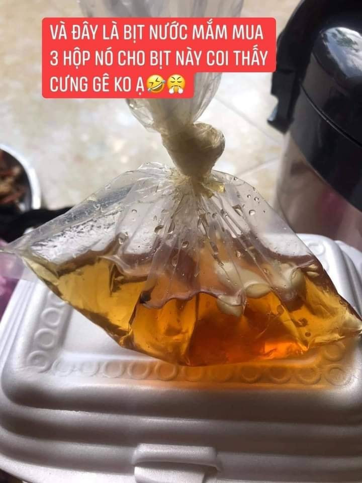 Thậm chí, cô gái đặt đến 3 phần cơm nhưng chỉ được tặng 1 "nhúm" nước mắm đi kèm, có lẽ còn chẳng đủ cho 1 suất ăn. Sau khi nhận hàng, cô đã đăng đàn lên MXH "bóc phốt" về màn thảm hoạ mua hàng online dở khóc dở cười này.