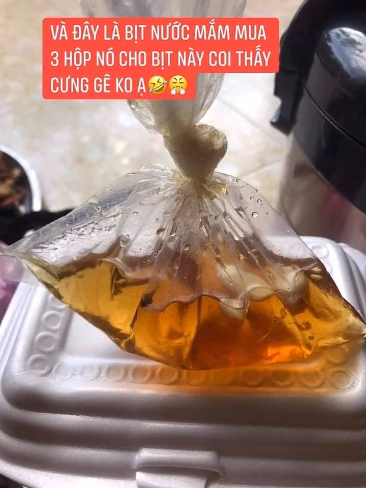 Thậm chí, cô gái đặt đến 3 phần cơm nhưng chỉ được tặng 1 "nhúm" nước mắm đi kèm, có lẽ còn chẳng đủ cho 1 suất ăn. Sau khi nhận hàng, cô đã đăng đàn lên MXH "bóc phốt" về màn thảm hoạ mua hàng online dở khóc dở cười này.