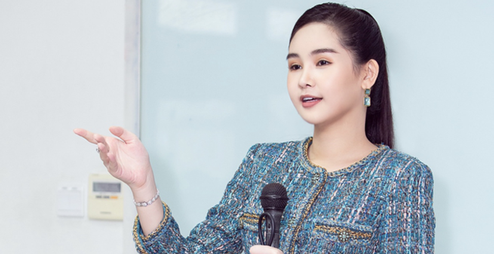 Sau thời gian rời showbiz để đi du học, Hoa hậu Đại dương Lê Âu Ngân Anh khiến khán giả không khỏi bất ngờ khi là giảng viên trường Đại học Hoa Sen.