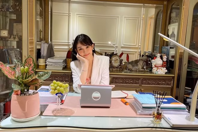 Đặc biệt, chỉ sau 1 năm công tác tại đây, Hoa hậu Đại dương 2017 khiến netizen ngỡ ngàng khi đón nhận tin vui được thăng chức ở tuổi 26.