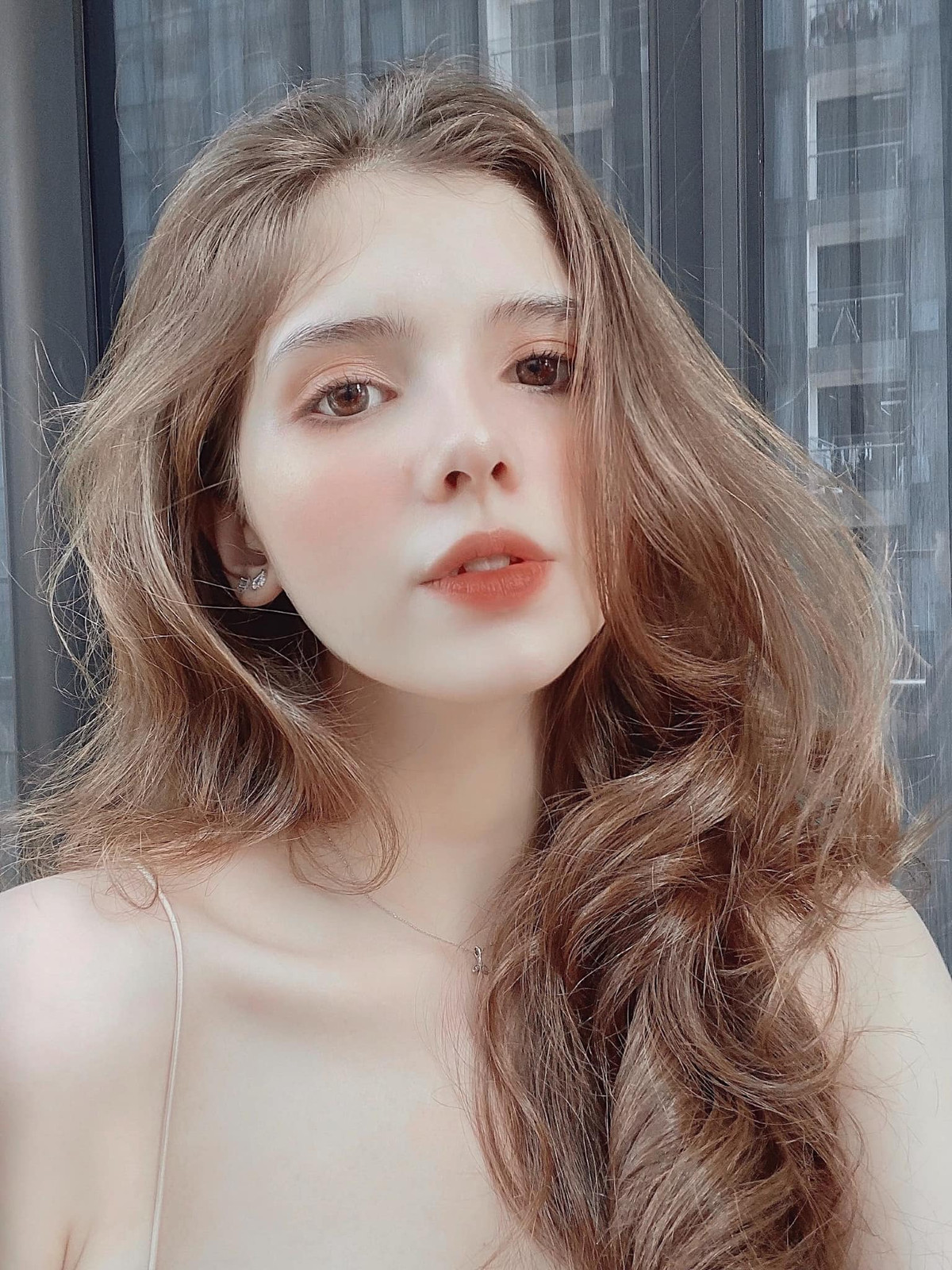 Cận cảnh gương mặt đẹp cuốn hút của Xuân Mai. Ảnh: FBNV