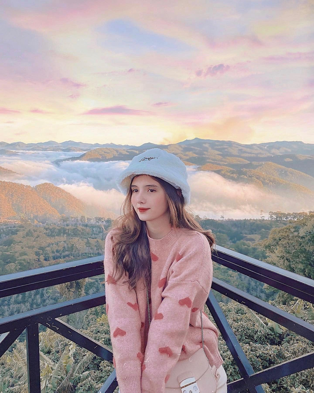 Xuân Mai thường xuyên xuất hiện trên hội chuyên đăng ảnh gái xinh châu Á với những bức ảnh đời thường xinh đẹp.