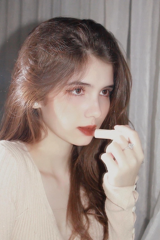 Sau khi ngừng học Đại học, Xuân Mai hiện đang thử sức với công việc mẫu ảnh và PR sản phẩm trên mạng xã hội.