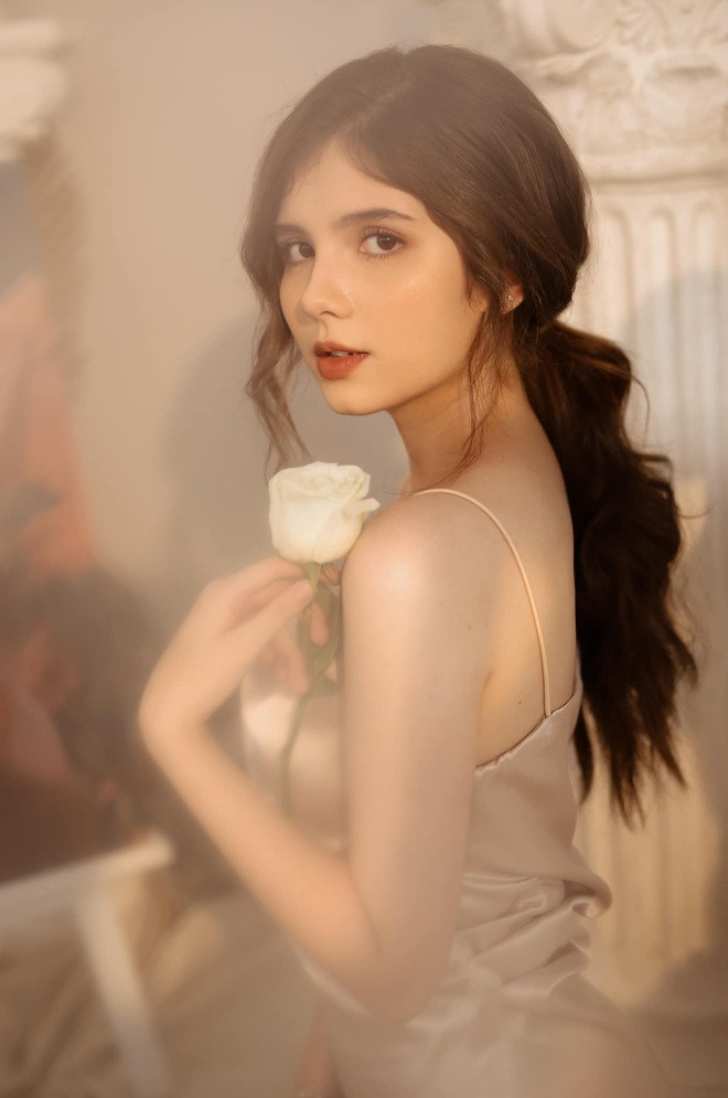 Không chỉ xinh đẹp gái xinh 9x còn có thành tích học tập nổi bật với 12 năm liền đạt danh hiệu học sinh giỏi, điểm phẩy lớp 12 lên tới 9.0.