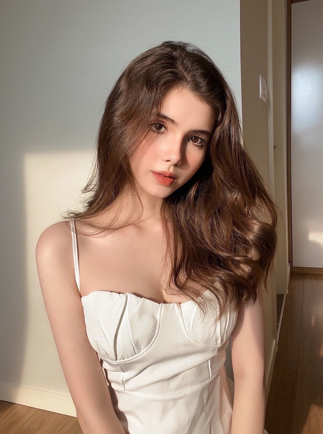 Xuân Mai sinh năm 2002, hiện đang sinh sống và học tập tại TP HCM, thời gian gần đây nàng hot girl có sức hút mạnh mẽ trên MXH TikTok khi đăng tải video của bản thân,