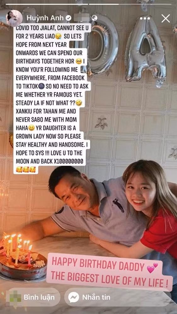 Mới đây, Huỳnh Anh công khai chân dung bố trên Facebook lập tức nhận được chú ý. Khoảnh khắc ghi lại Huỳnh Anh ôm bố của mình bên chiếc bánh ngọt, đính kèm là lời chúc mừng sinh nhật .