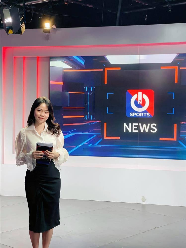 Vừa qua, bạn gái cũ Quang Hải "lấn sân" sang làm người dẫn chương trình. Theo đó, cô được mời đảm nhận vị trí MC/BTV của một kênh thể thao nổi tiếng.