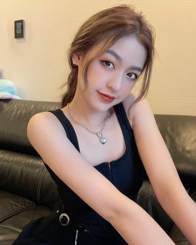 Sau những "lùm xùm" quá khứ, hot girl 9X dường như khá kín tiếng hơn và không còn xuất hiện nhiều trên mạng xã hội cùng các sự kiện lớn nhỏ.