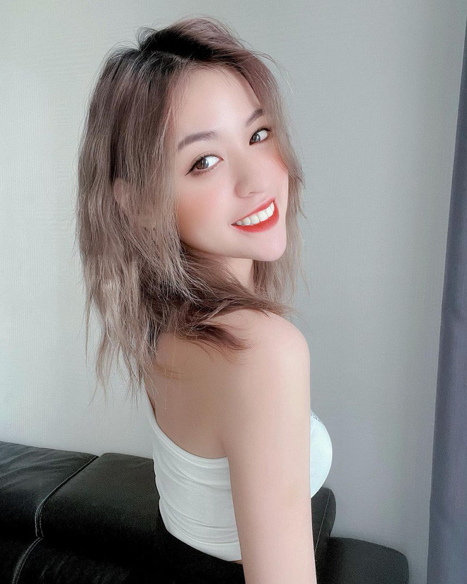 Tuy ít hiện diện là thế nhưng mỗi lần xuất hiện, cô nàng lại khiến netizen ngỡ ngàng với nhan sắc ngày càng thăng hạng.