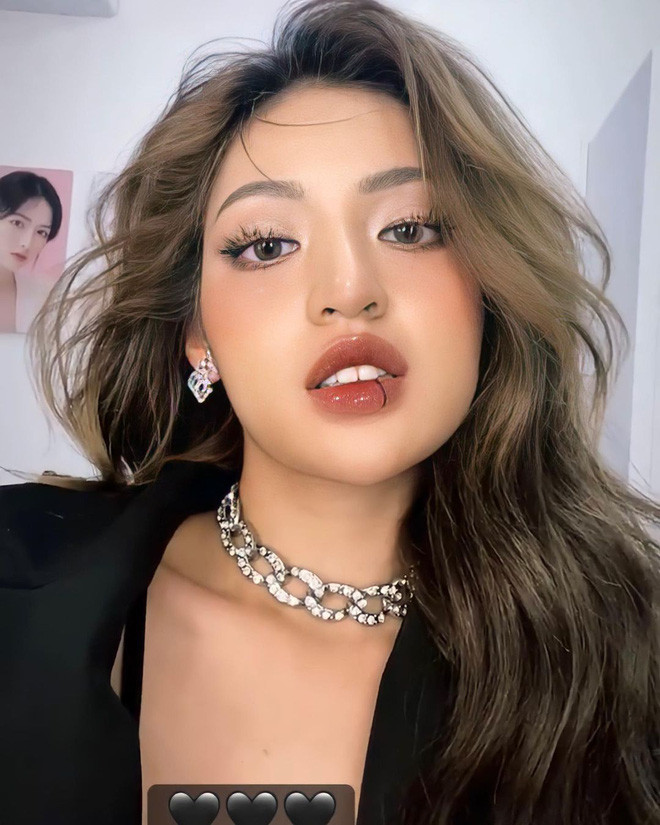 Ngoại hình hot girl "trứng rán" thu hút mọi ánh nhìn bằng nước da trắng, vòng eo thon gọn.