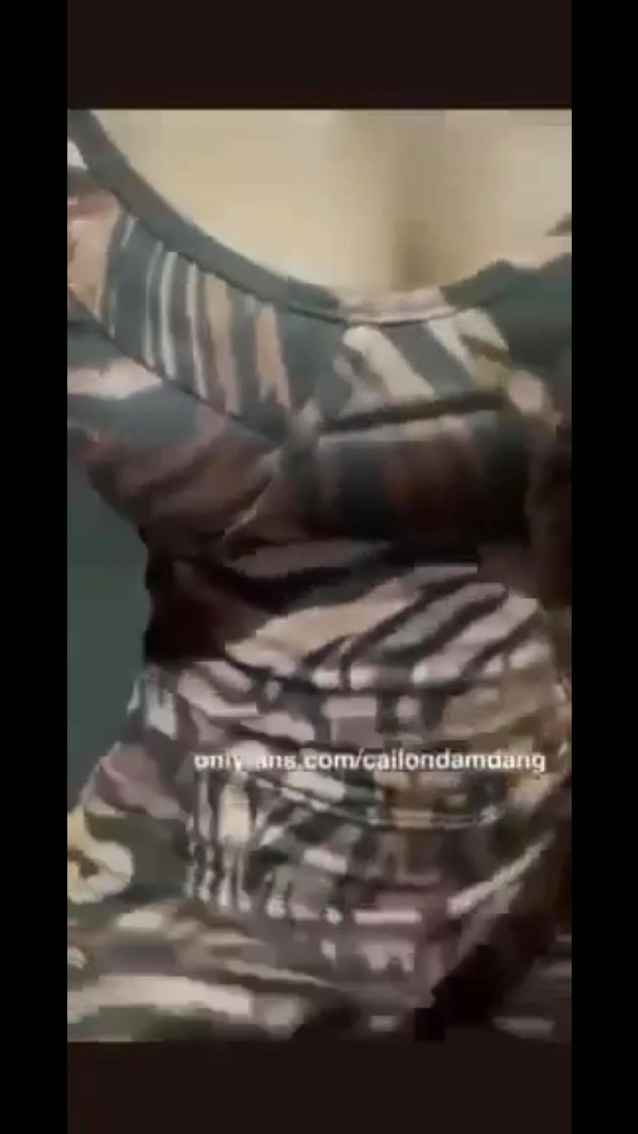 Hành động phản cảm của cô gái này nhanh chóng trở thành đề tài gây xôn xao, khiến cư dân mạng hết sức phẫn nộ.