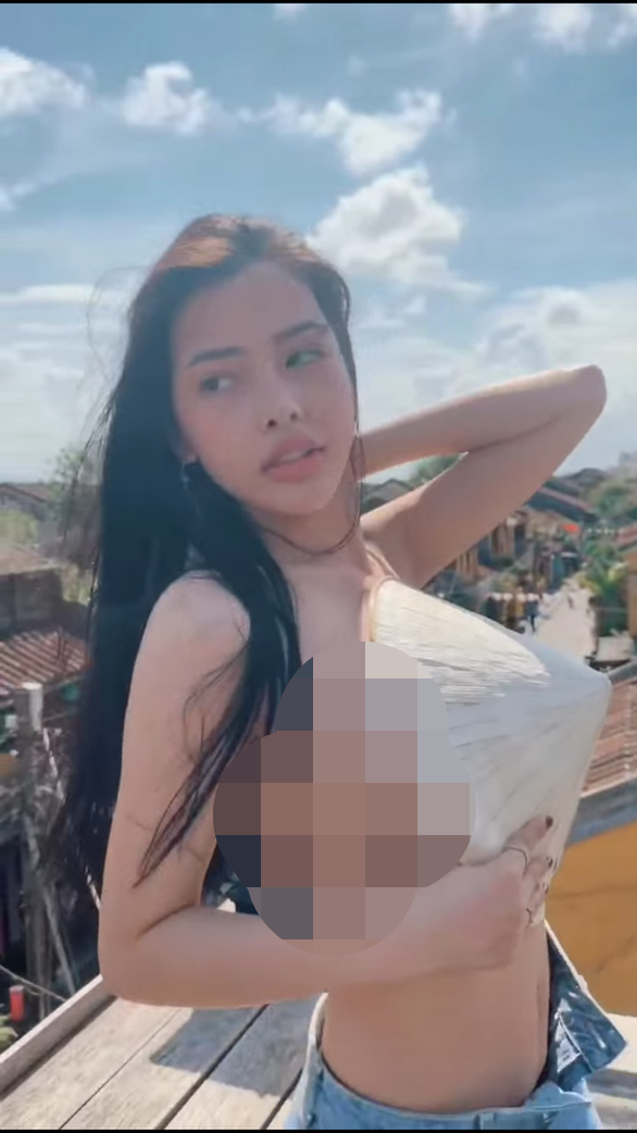 Trước đó, vào năm 2019 một cô gái đã khiến dư luận “dậy sóng” khi đăng tải đoạn clip ngắn lên Facebook, ghi lại cảnh cô bán khỏa thân cầm nón che ngực để tạo dáng trên nóc nhà ở phố cổ Hội An.