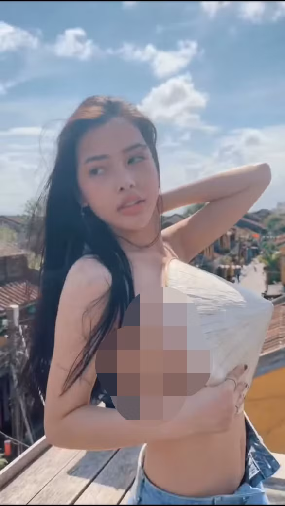 Trước đó, vào năm 2019 một cô gái đã khiến dư luận “dậy sóng” khi đăng tải đoạn clip ngắn lên Facebook, ghi lại cảnh cô bán khỏa thân cầm nón che ngực để tạo dáng trên nóc nhà ở phố cổ Hội An.