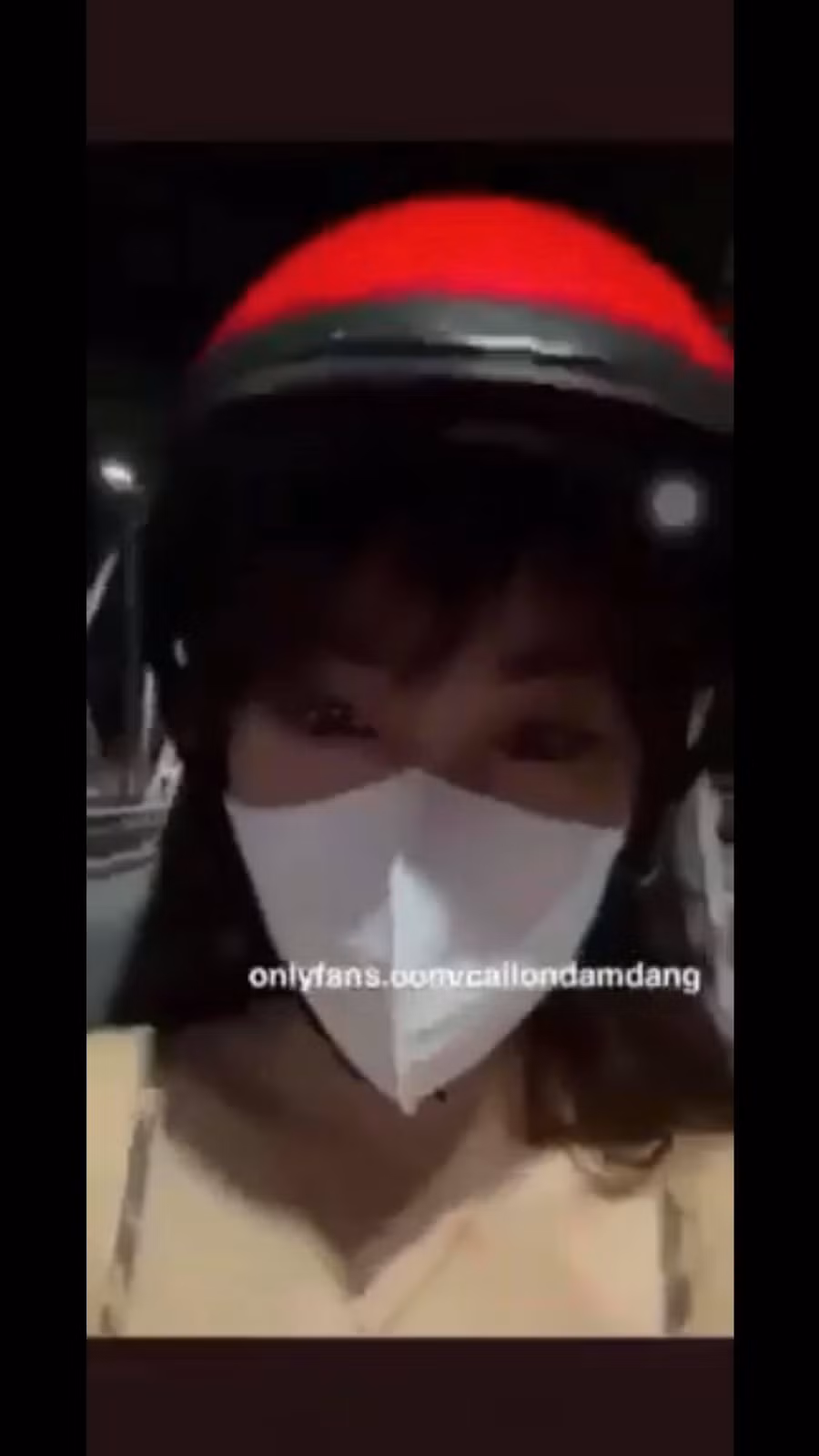 Mới đây, trên MXH xôn xao về đoạn clip ghi lại cảnh một cô gái cởi nội y trên cầu Trường Tiền.