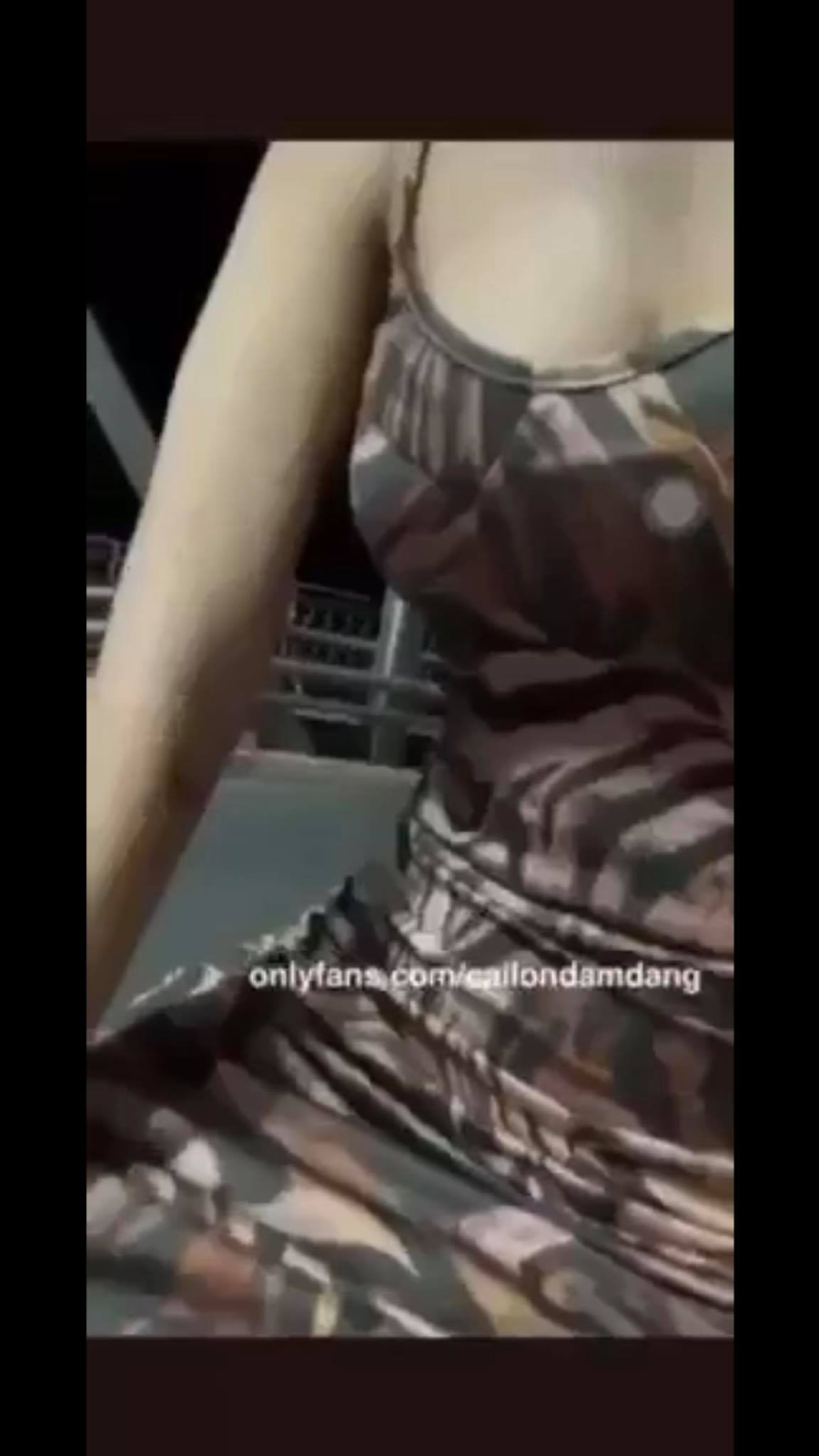 Theo đó, cô gái này ăn mặc hở hang lái xe máy lên cầu, sau đó dừng lại và tự... cởi nội y của mình rồi quay clip đăng lên MXH. Mặc dù đang có nhiều phương tiện lưu thông trên cầu nhưng cô gái vẫn vô tư cởi đồ mặc nhiều người qua lại.