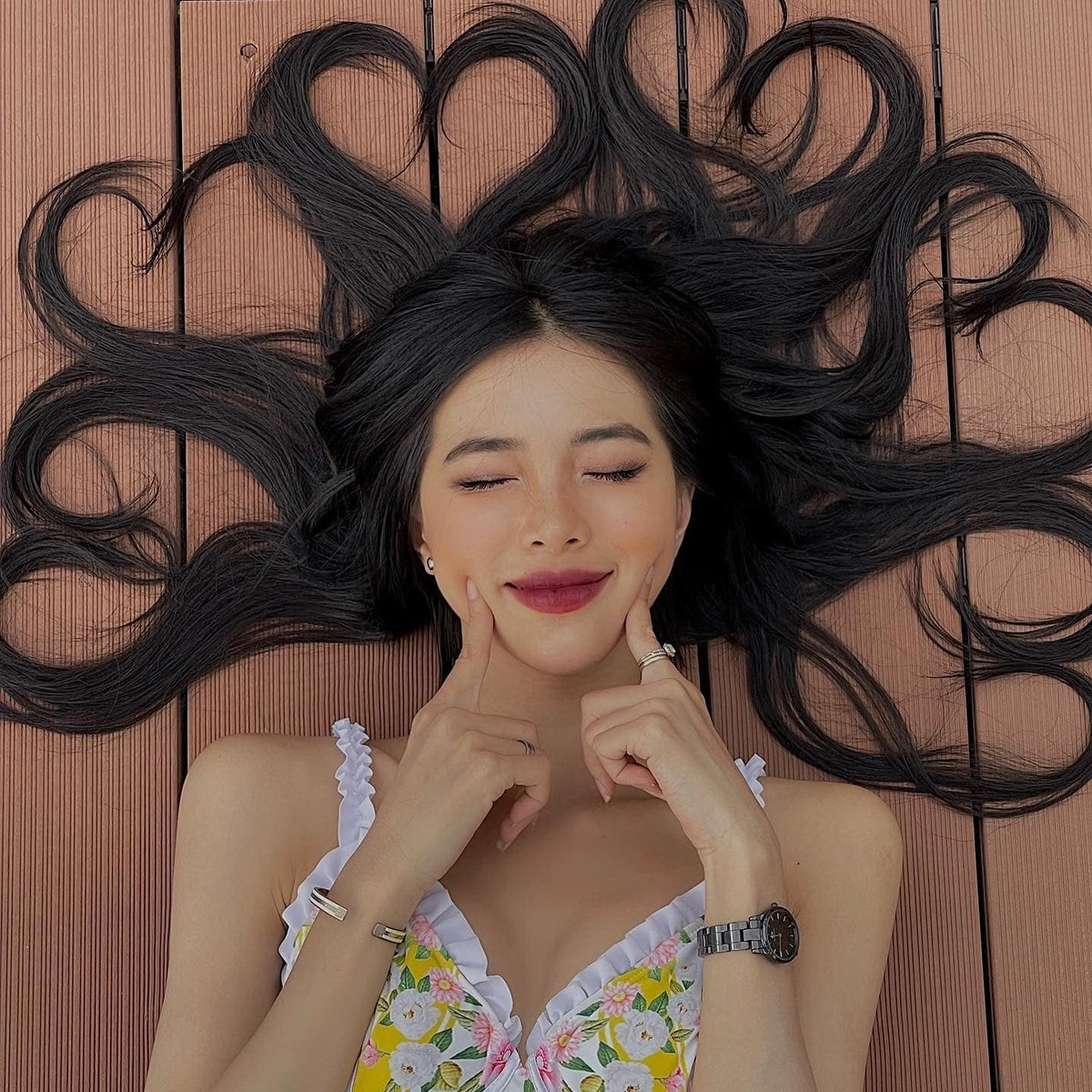 Sở hữu vòng eo chỉ 51cm, nhiều người cho rằng cô thường xuyên chỉnh ảnh quá đà trước khi đưa lên mạng xã hội.