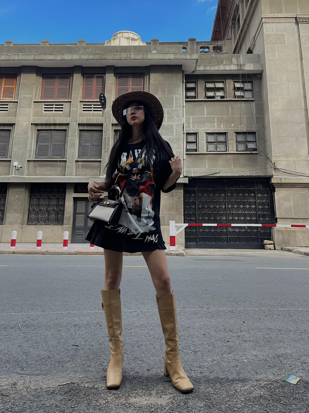 Trước những đồn đoán trên, Phương Ngân khẳng định, cô sở hữu vóc dáng đẹp tự nhiên, không thuốc tiêm botox, không cắt xương sườn...