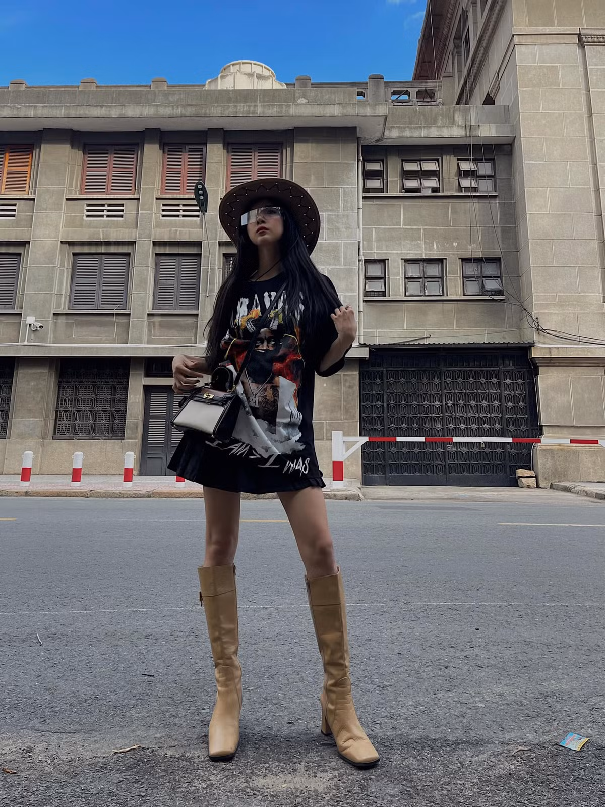 Trước những đồn đoán trên, Phương Ngân khẳng định, cô sở hữu vóc dáng đẹp tự nhiên, không thuốc tiêm botox, không cắt xương sườn...