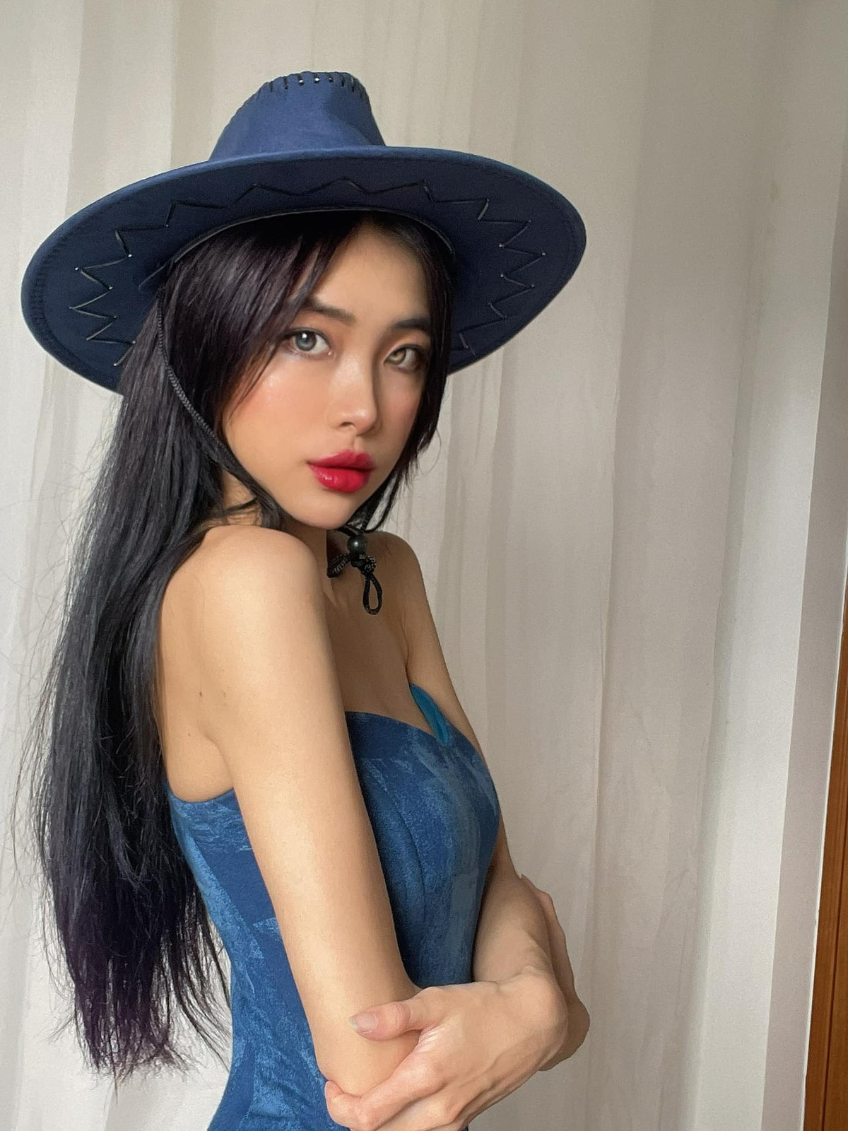 Sme Mai tên thật là Mai Phương Ngân, sinh năm 1995. Gái xinh từng gây ấn tượng với cộng đồng mạng khi sở hữu thân hình nóng bỏng tới mức bị đồn thổi "không có thực".