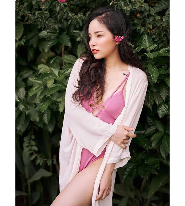 Huyền Trang của hiện tại sở hữu body bốc lửa với vòng eo nhỏ, bé hơn cả bút bi. Ảnh: FBNV