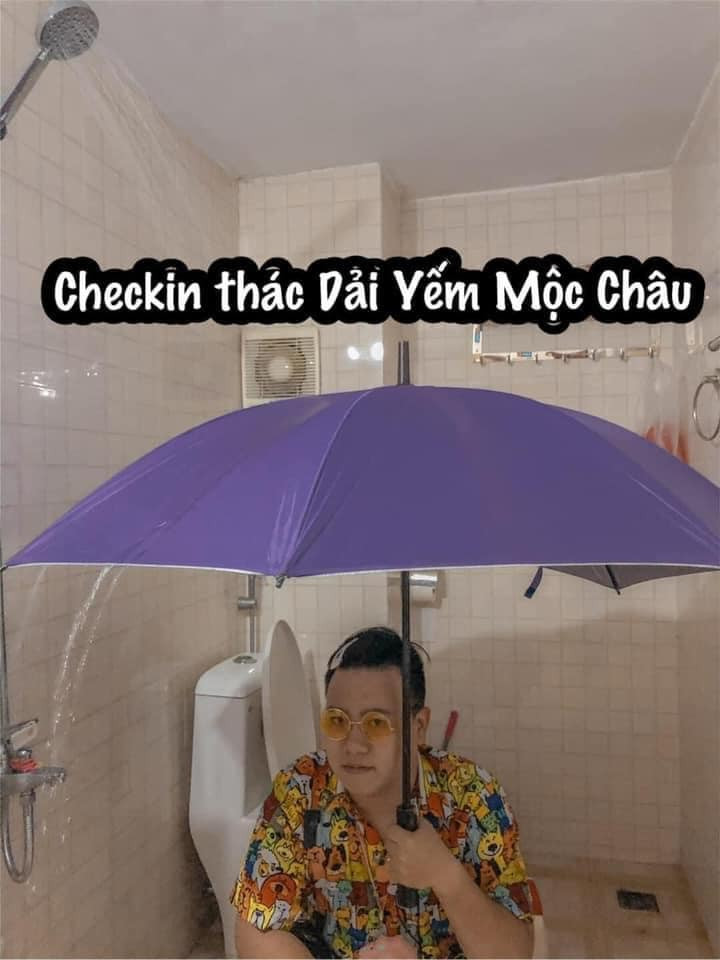 Cầm chiếc ô, sử dụng vòi hoa sen là có ngay hình ảnh đang check in ở Dải Yếm Mộc Châu.