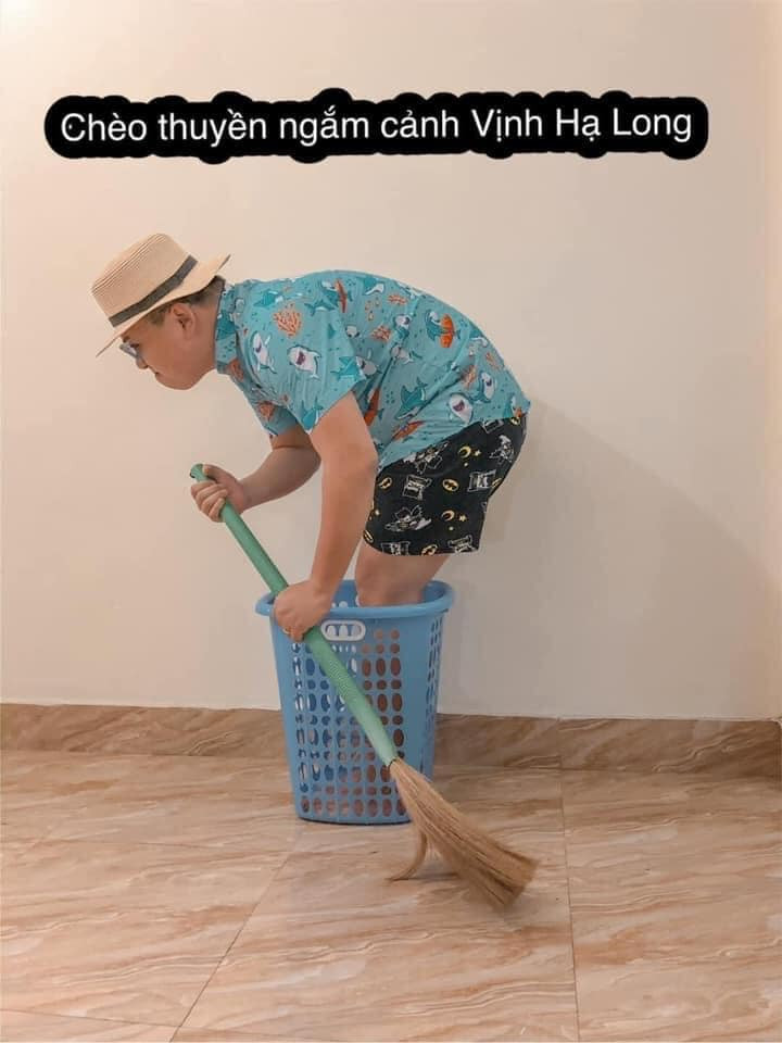 Bộ ảnh chỉ sử dụng những vật dụng quen thuộc trong nhà như rổ, chổi, ô hay mũ nón, kết hợp với trang phục màu mè đã giúp cho Việt Hoàng có ngay bộ ảnh du lịch mùa dịch mà không hề tốn bất cứ chi phí nào khác.