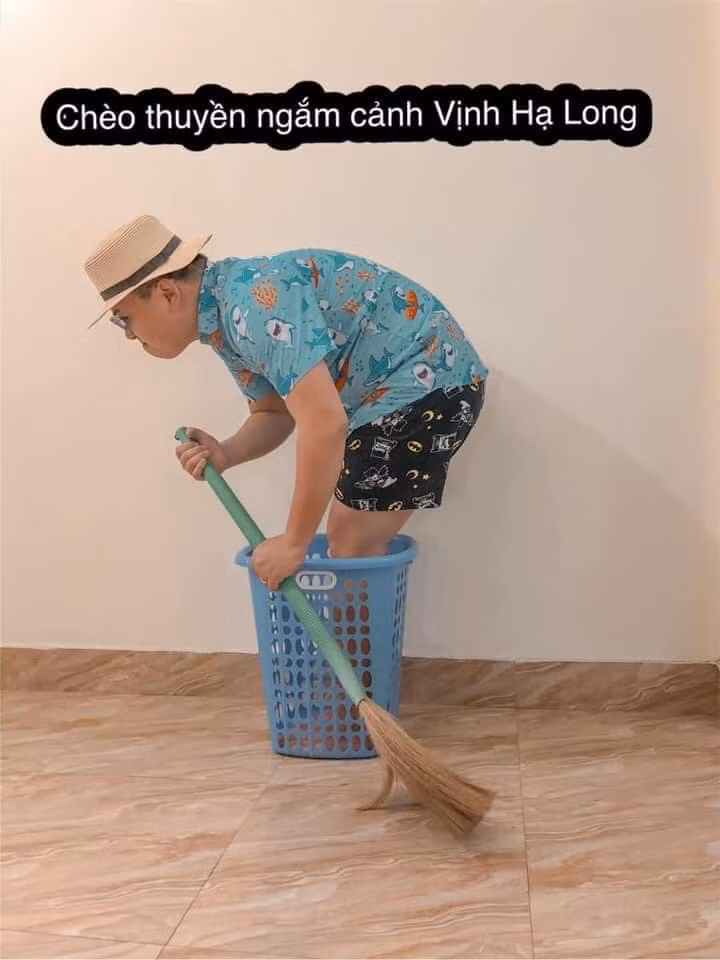 Bộ ảnh chỉ sử dụng những vật dụng quen thuộc trong nhà như rổ, chổi, ô hay mũ nón, kết hợp với trang phục màu mè đã giúp cho Việt Hoàng có ngay bộ ảnh du lịch mùa dịch mà không hề tốn bất cứ chi phí nào khác.