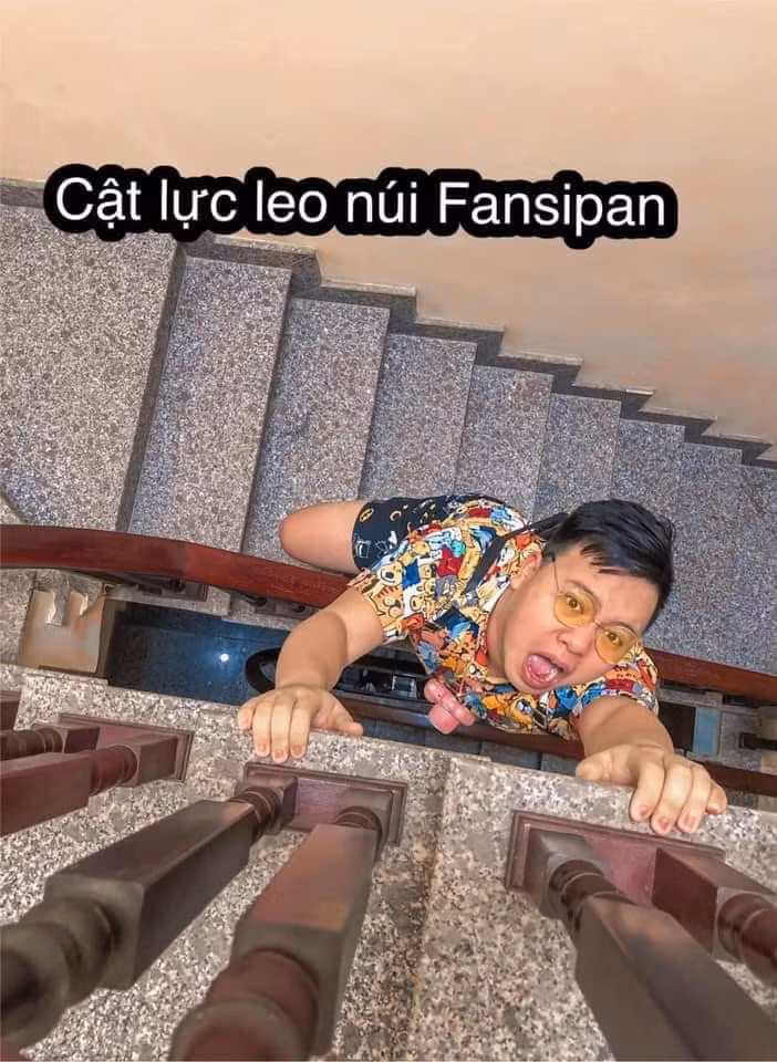 Tác giả của bộ ảnh du lịch đang “làm mưa làm gió” trên mạng xã hội là anh Việt Hoàng, sống tại Hà Nội, anh chàng chia sẻ: “Năm ngoái trong đợt dịch đầu mình đã chia sẻ cho mọi người cách đi du lịch mùa dịch với chi phí 0đ. Năm nay lại một mùa giãn cách nên mình quyết định chia sẻ lại cho mọi người cách đi du lịch mùa dịch mà không mất tiền”.