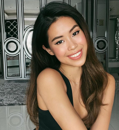 Ngoài trang phục nhiều người còn choáng ngợp với background là căn biệt thự to đùng nhà Tiên Nguyễn.