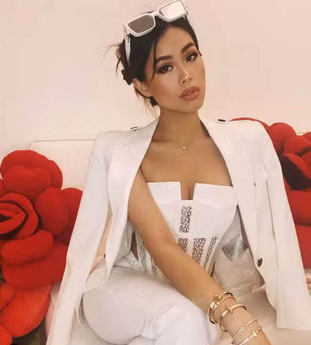 Là “đệ nhất con nhà giàu Việt”, Tiên Nguyễn luôn biết cách làm cõi mạng xôn xao với những hình ảnh xa hoa của mình.